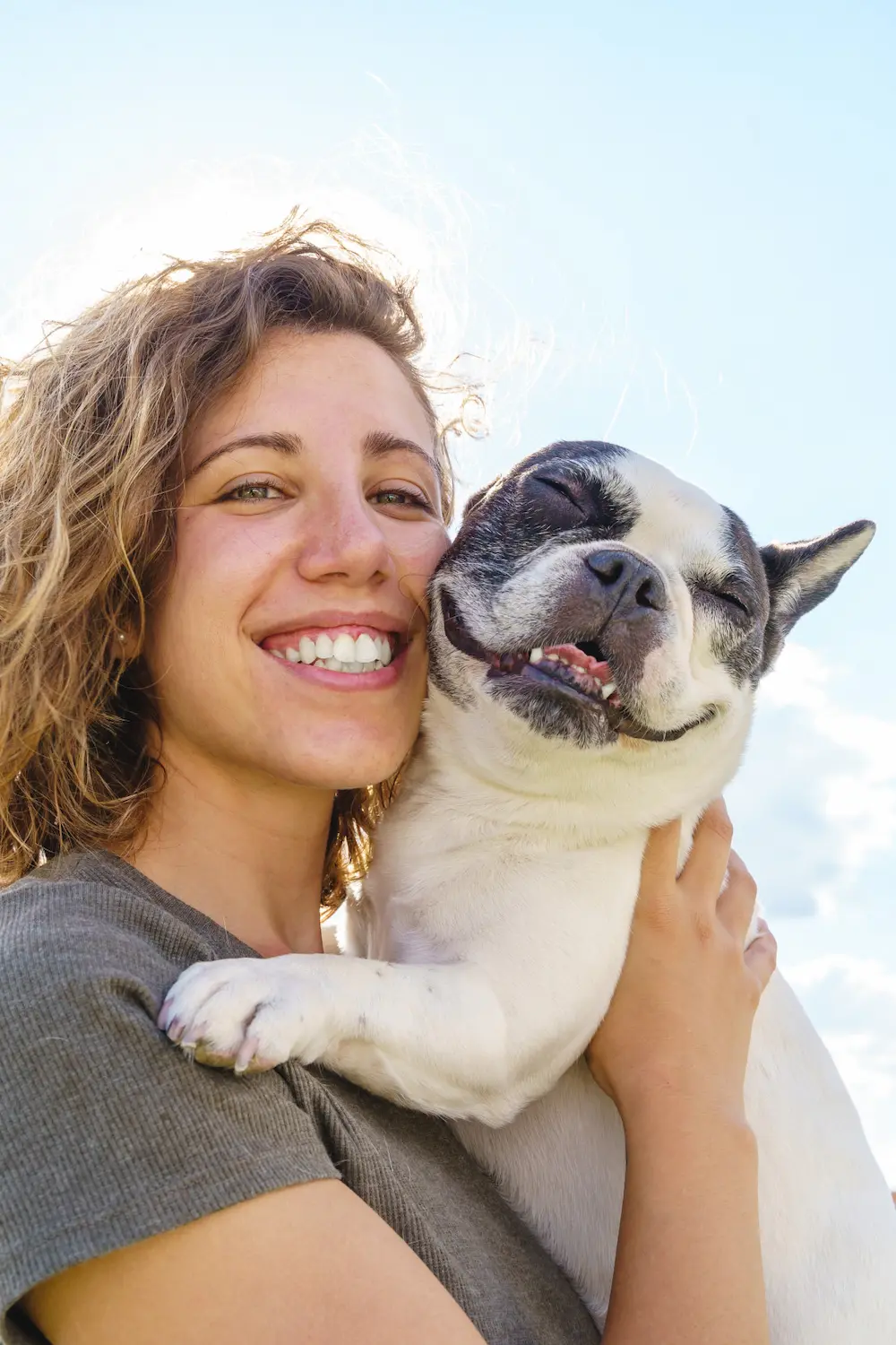 chica con bull dog historia de exito con prebioticos y probioticos
